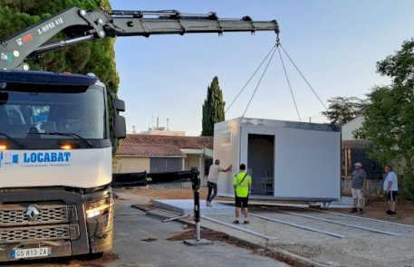 [Installation d'un Algéco pour assurer la restauration scolaire]