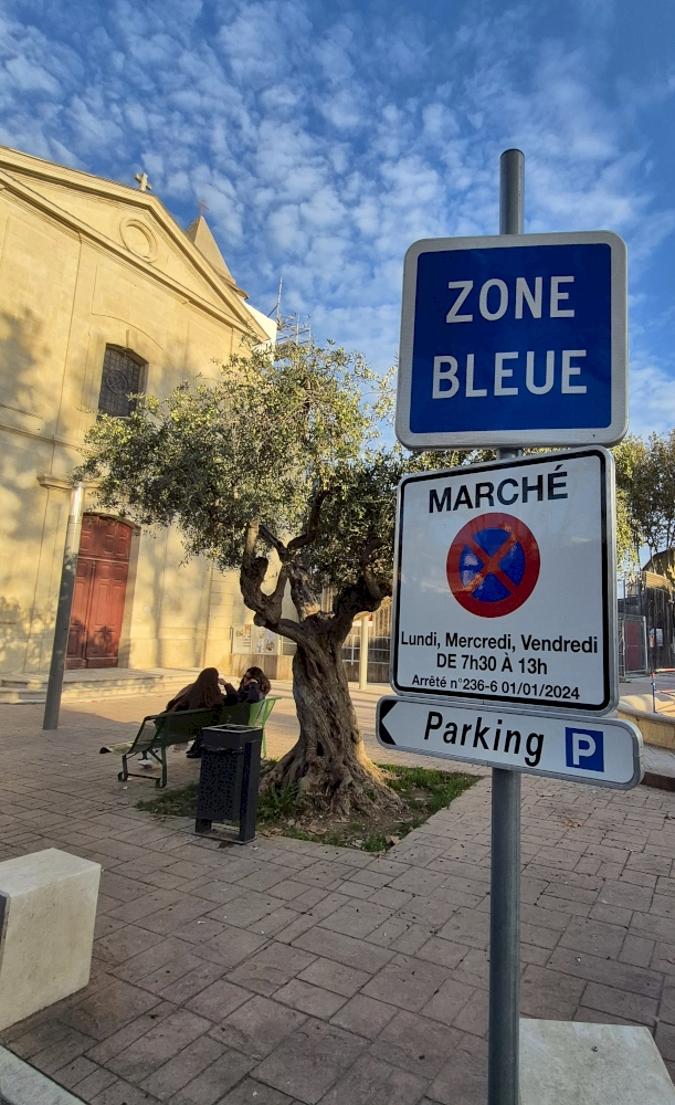 Stationnement les jours de marché - Saint-Laurent d'Aigouze (2/2)